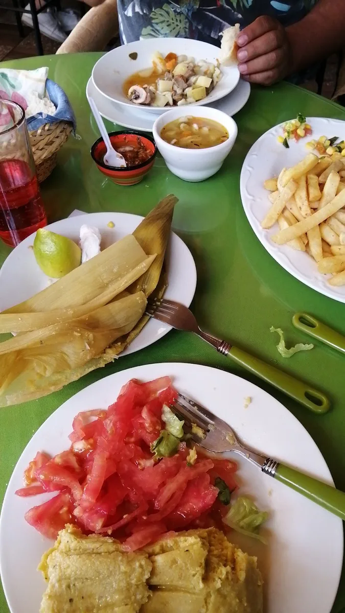 Humitas, ensaladas y platos caseros servidos en Luna Plena Hostal