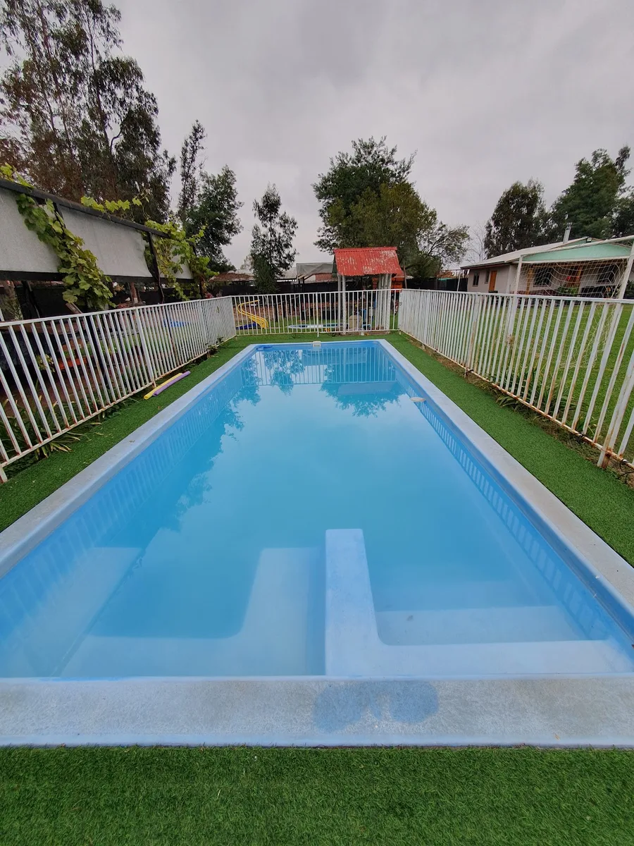 Piscina de Luna Plena Hostal rodeada de pasto