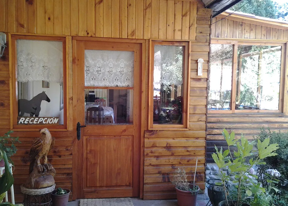 Puerta de madera de la recepción de Luna Plena Hostal