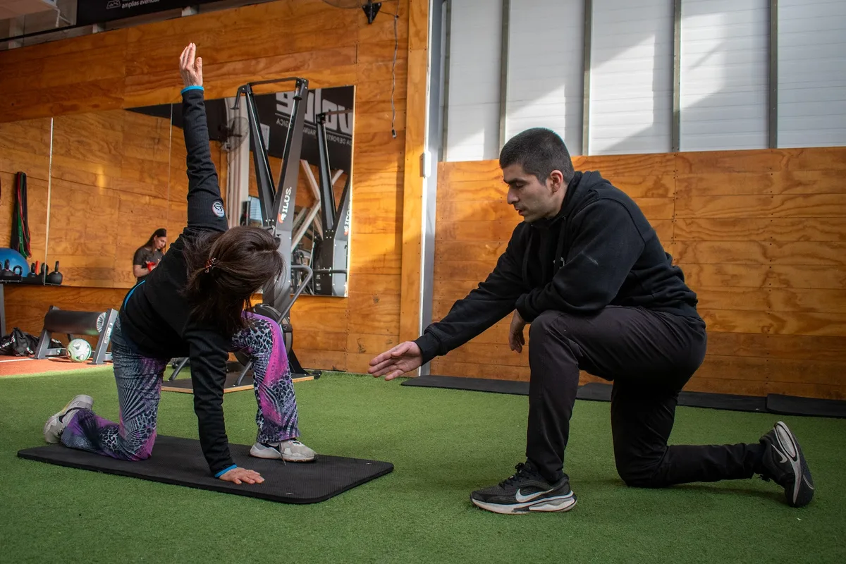 Sesión de entrenamiento funcional en la zona de piso de césped de Luxe Gym
