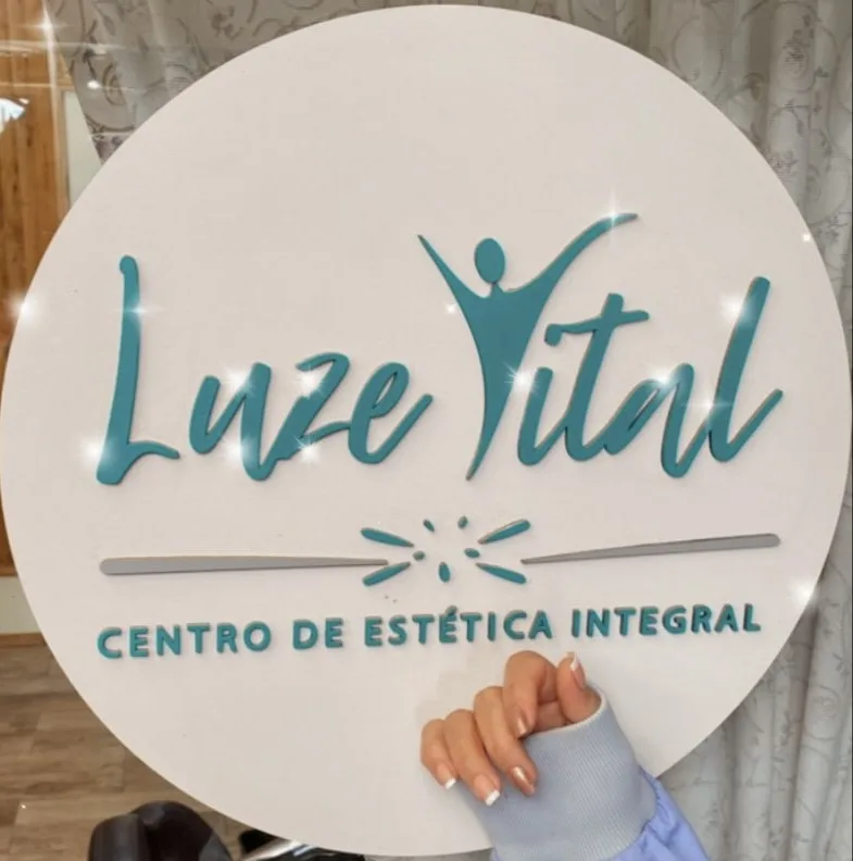 El círculo con el logo de Luze Vital en la puerta del centro