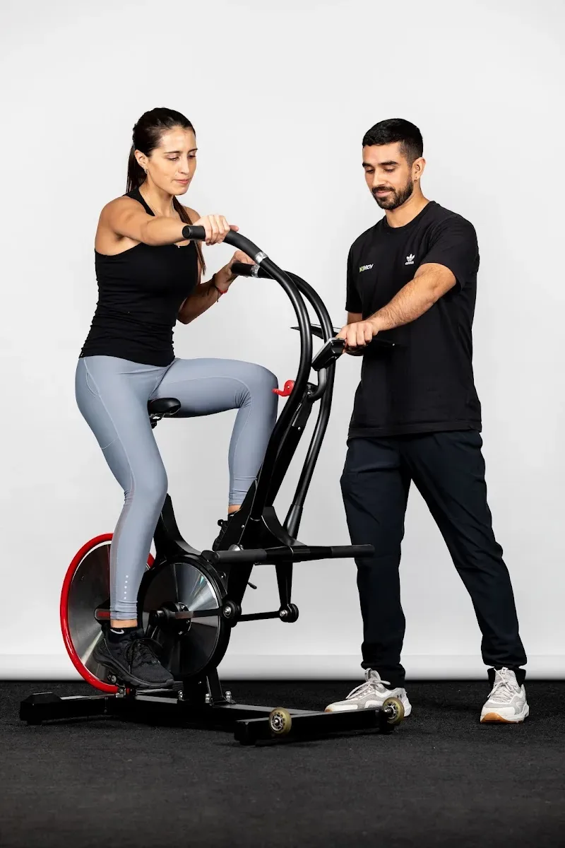 Sesión de coaching en bicicleta estática con el equipo de Maac