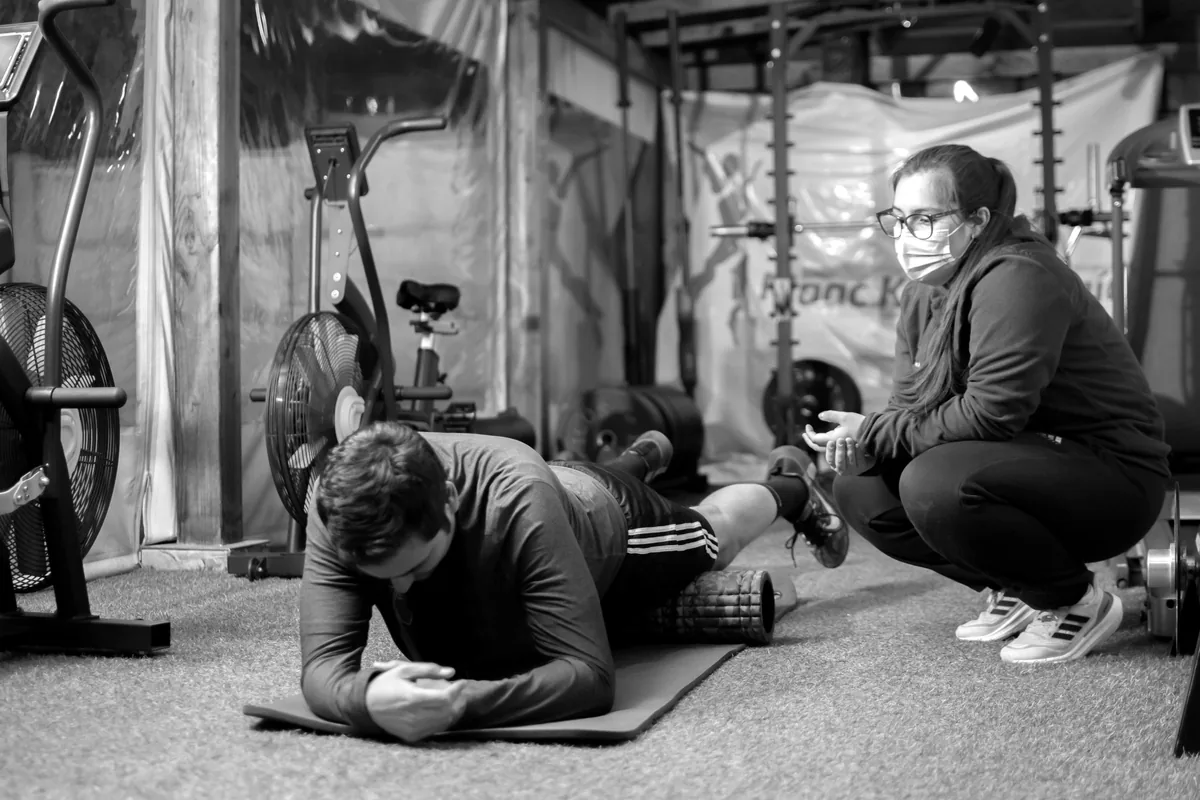 Entrenamiento guiado en el gimnasio de Maac Kinesiología, Talca