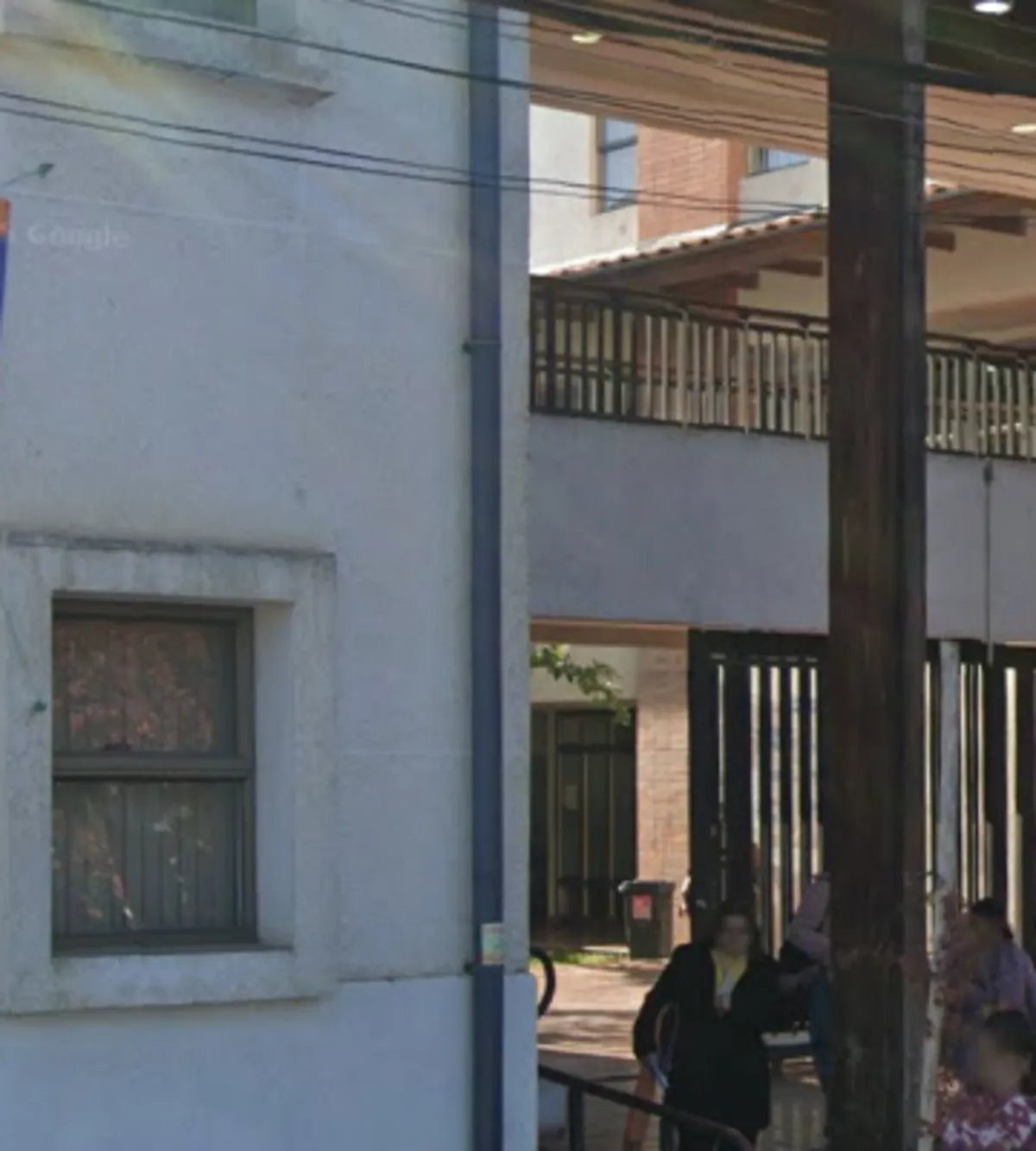 Interior del pórtico de la tienda con paredes de madera y atención al público