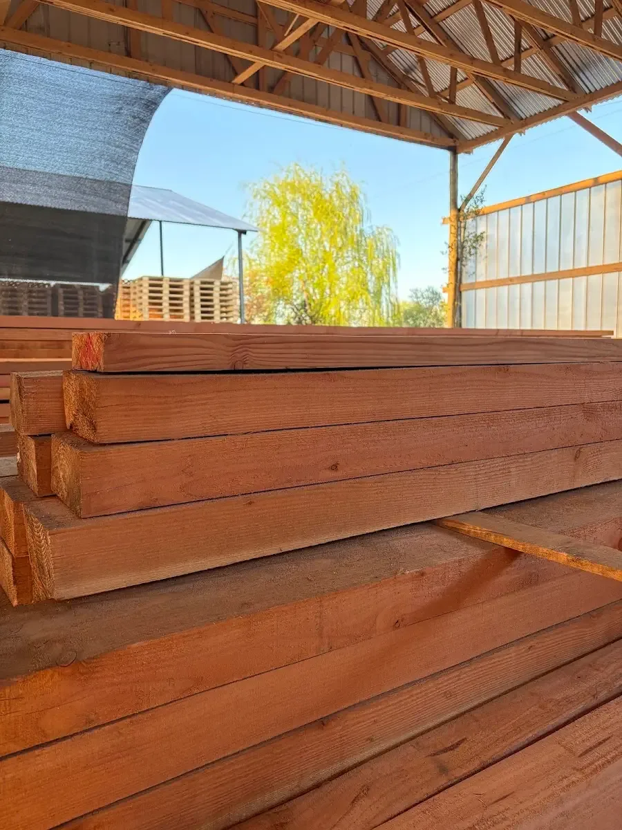 Tablas y vigas de madera estibadas dentro de la barraca de Maderas Oyarce
