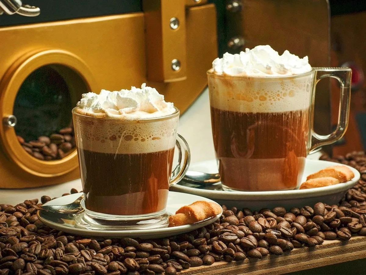 Dos cafés irlandeses con crema sobre granos de café