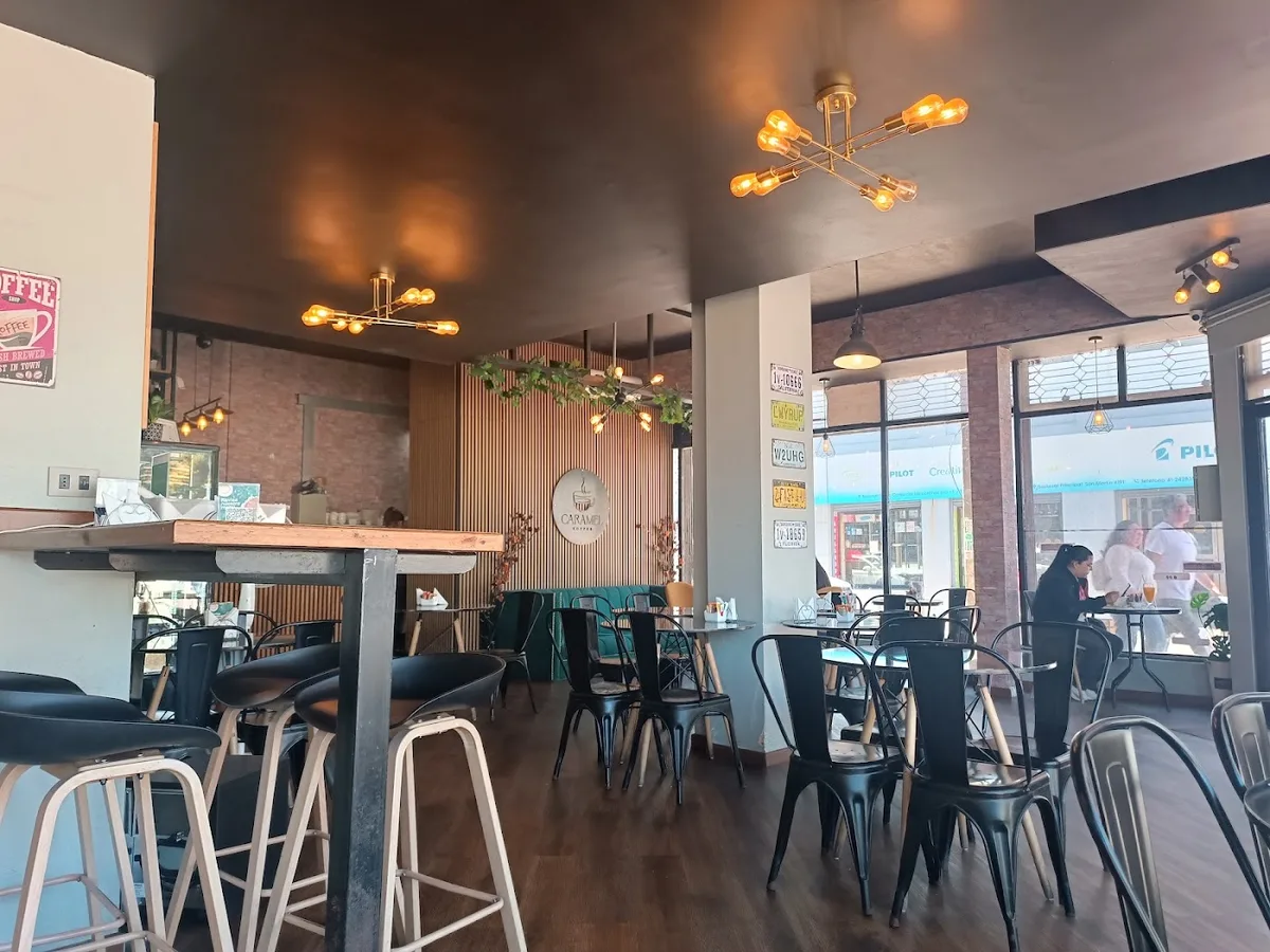 Mesas del salón del café con luz cálida y madera