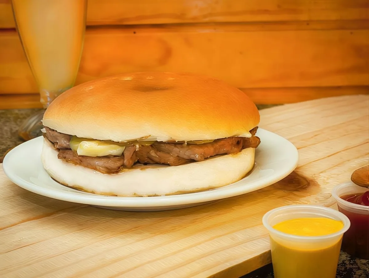 Sándwich de churrasco palta servido en pan de molde
