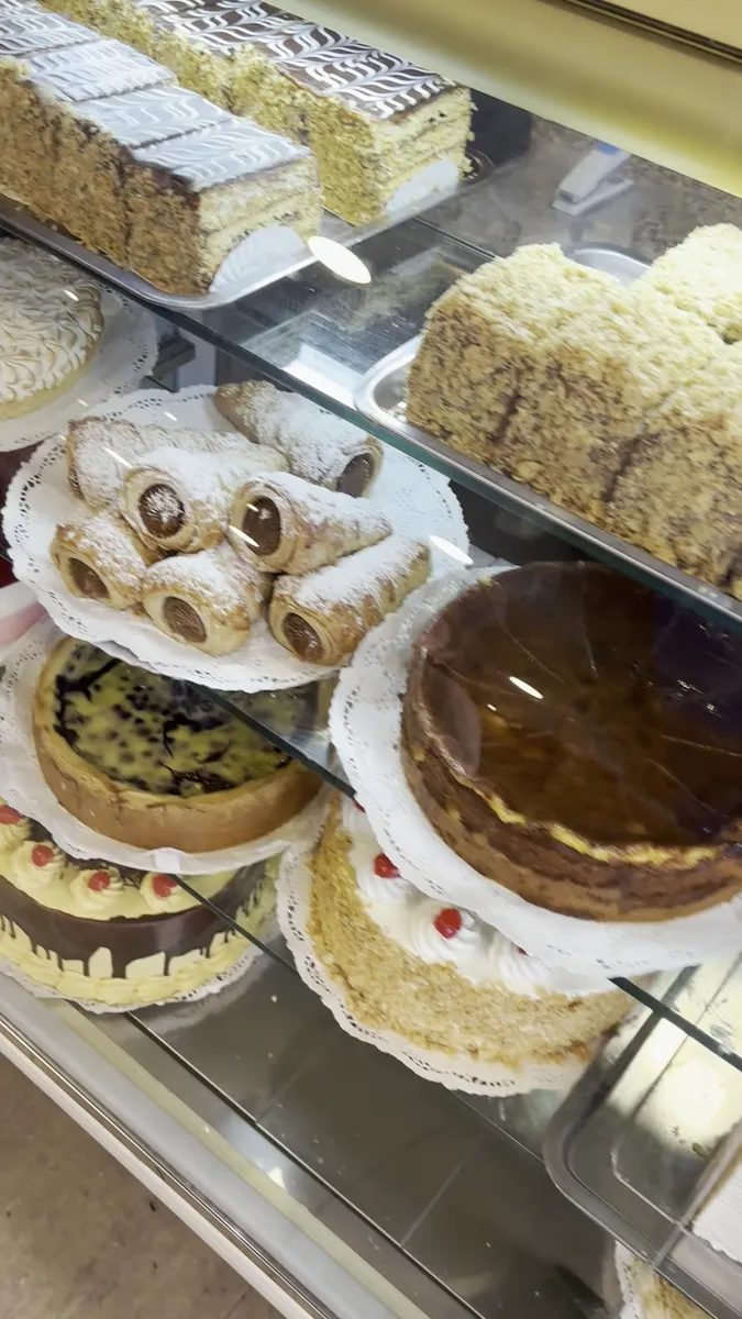 Vitrina del café con tortas y pasteles del día
