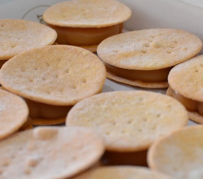 Alfajores rellenos de manjar casero
