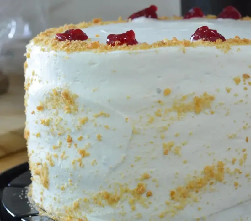 Torta amor con frambuesas sobre crema blanca