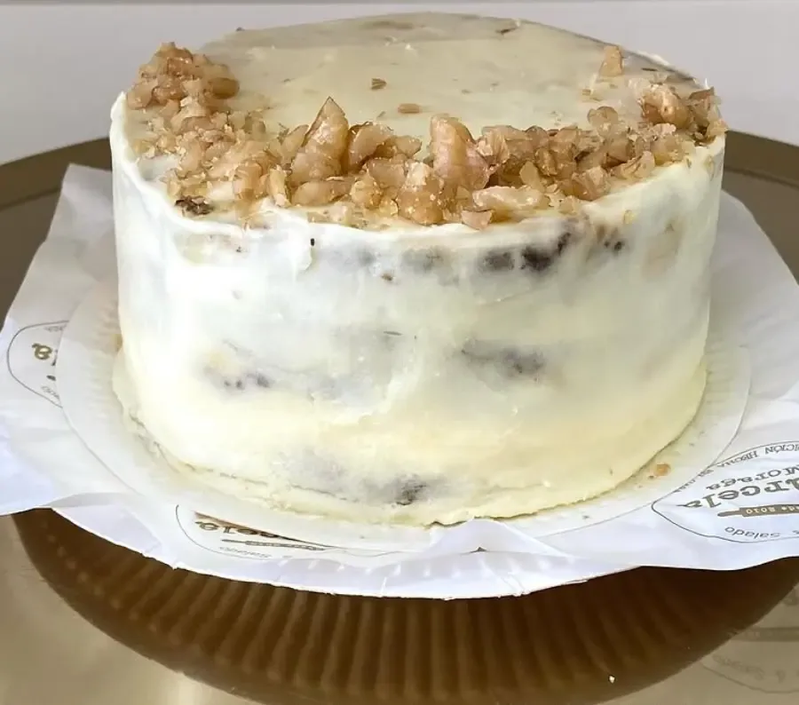Torta otoñal de merengue de almendras con manjar y crema