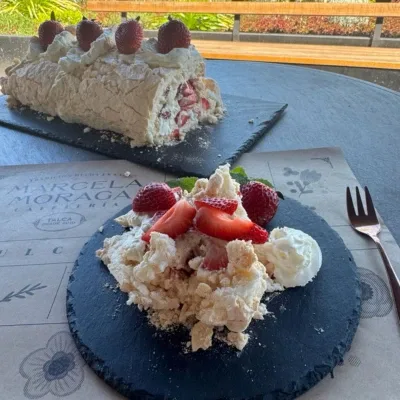 Rollo de merengue con frutillas y crema