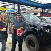 Equipo de la tienda junto a una camioneta, foto de su Facebook