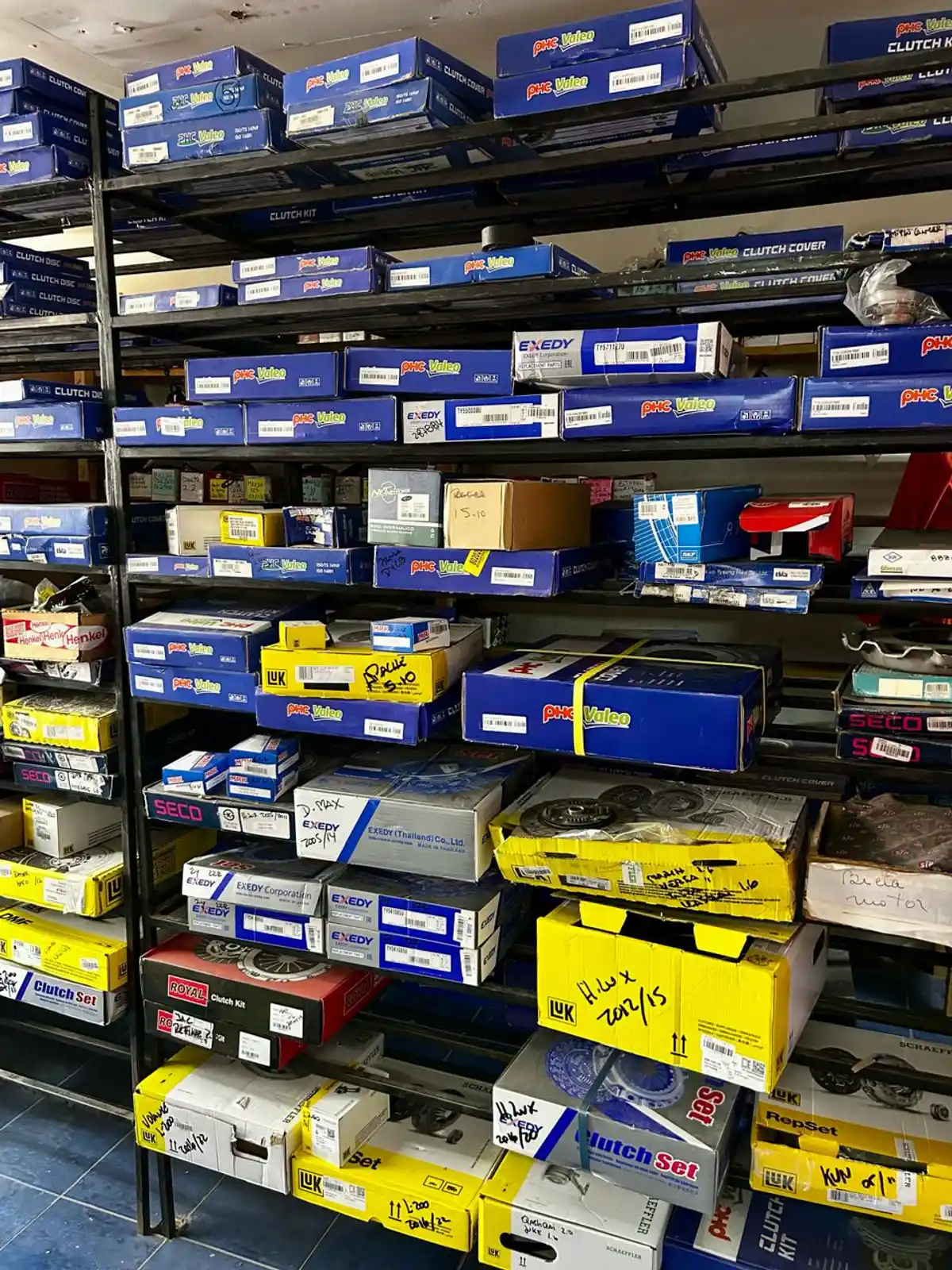 Repisas de la tienda con kits de embrague y repuestos en caja