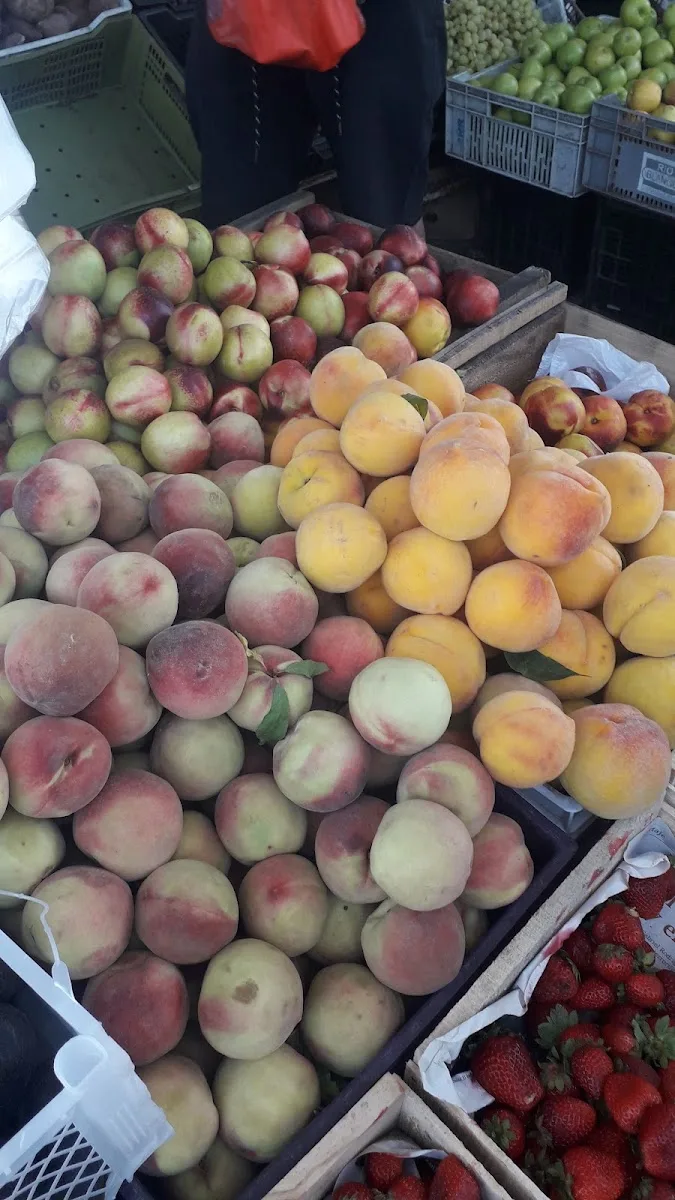 Duraznos amarillos y rosados en oferta en la feria