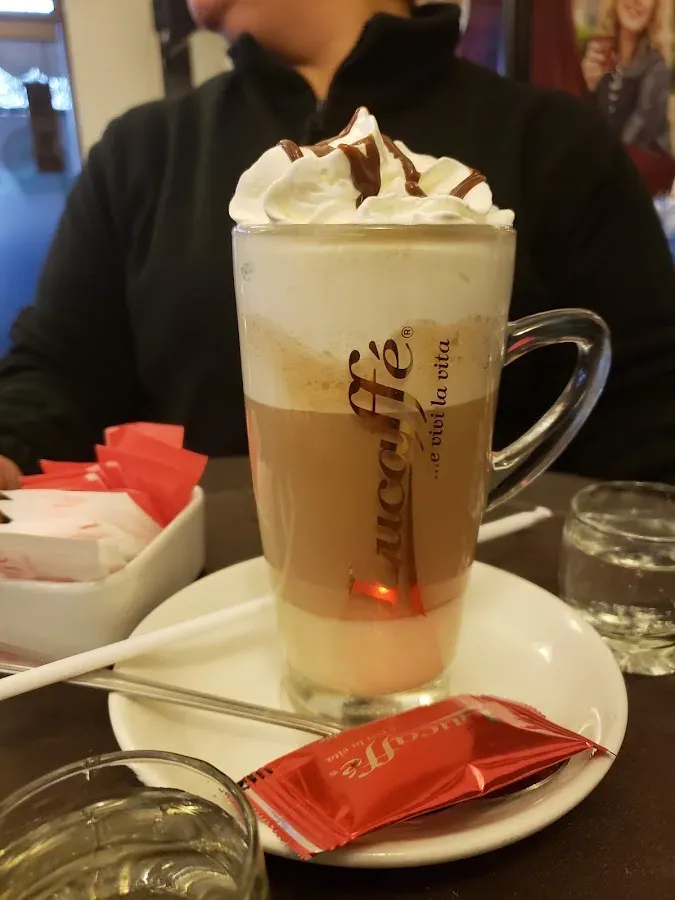 Café con leche en vaso alto servido en la barra de Mily