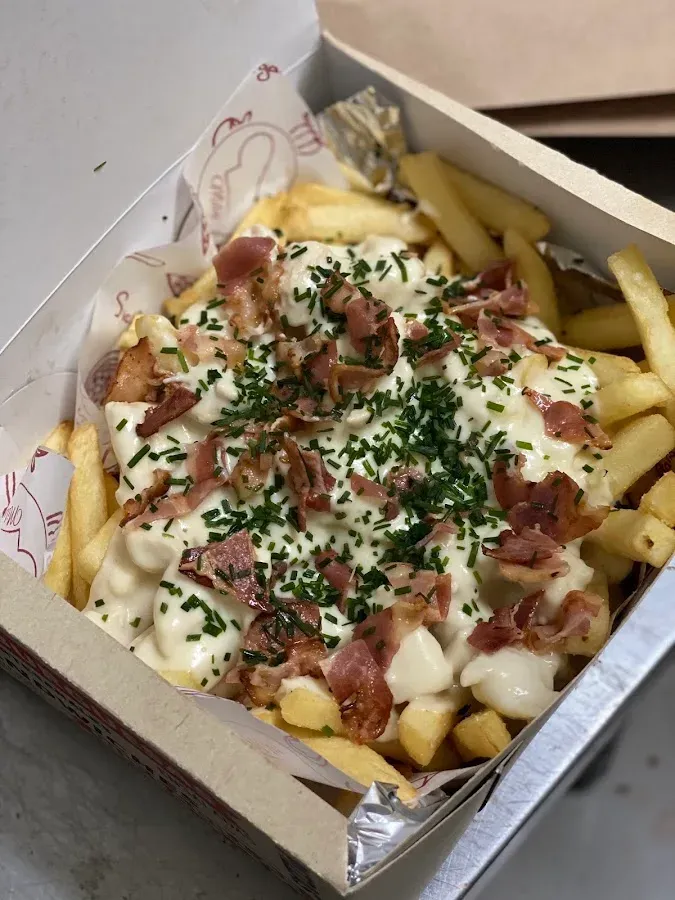 La cajita Mily: papas fritas con carne y topping en caja para llevar