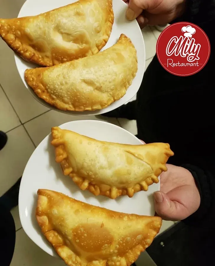 Empanadas fritas doradas servidas en platos, con el pick rojo de Mily
