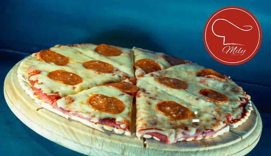 Pizza pepperoni recién horneada sobre fondo azul con el logo de Mily
