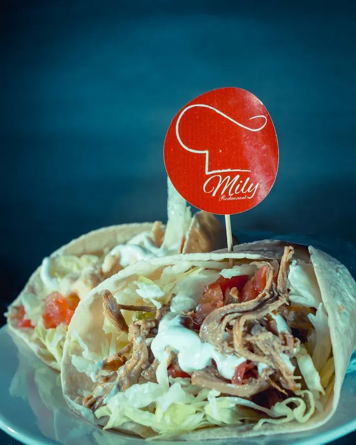 Sándwich de mechada con el pick rojo de Mily clavado encima