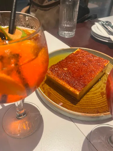Postre de la casa con salsa de manjar
