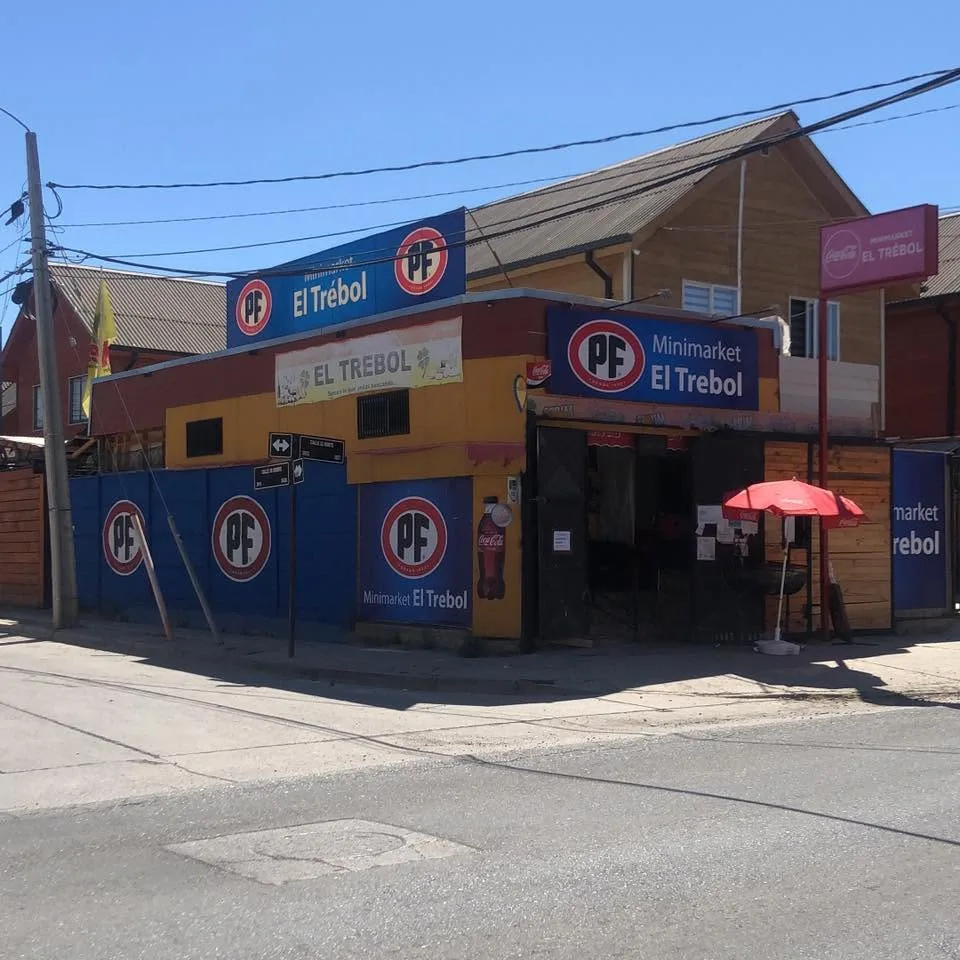 Letreros del Minimarket El Trébol sobre el local de la esquina