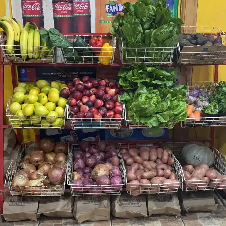 Cajón de verduras y frutas del Minimarket El Trébol