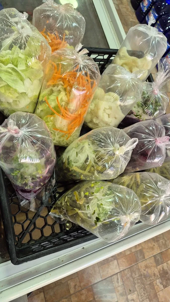 Ensaladas frescas en bolsas listas para llevar en Minimarket Emily