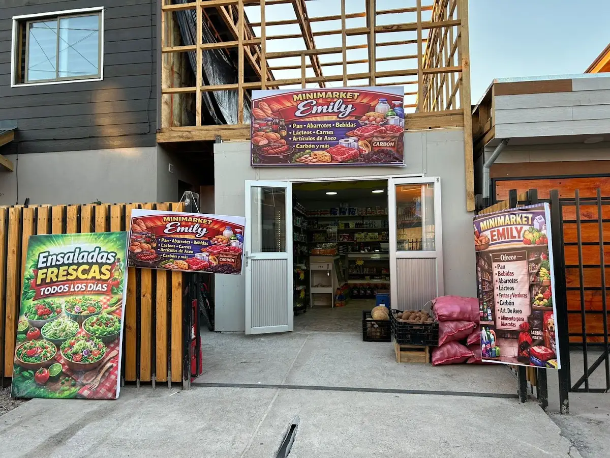 Fachada de Minimarket Emily en Pasaje Río Aconcagua, Molina: letrero, carteles de ensaladas frescas y la entrada abierta