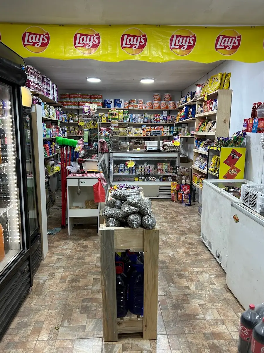 Pasillo de Minimarket Emily con cooler de bebidas y estantes de abarrotes