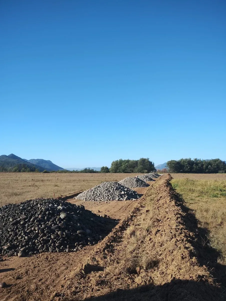 Pilas de áridos en la planta de Moyano Áridos