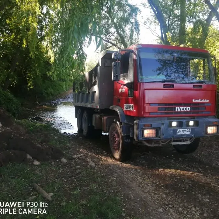 Camión de Moyano Áridos trabajando junto a un canal
