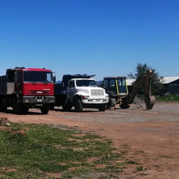 Camiones de Moyano Áridos estacionados en la planta