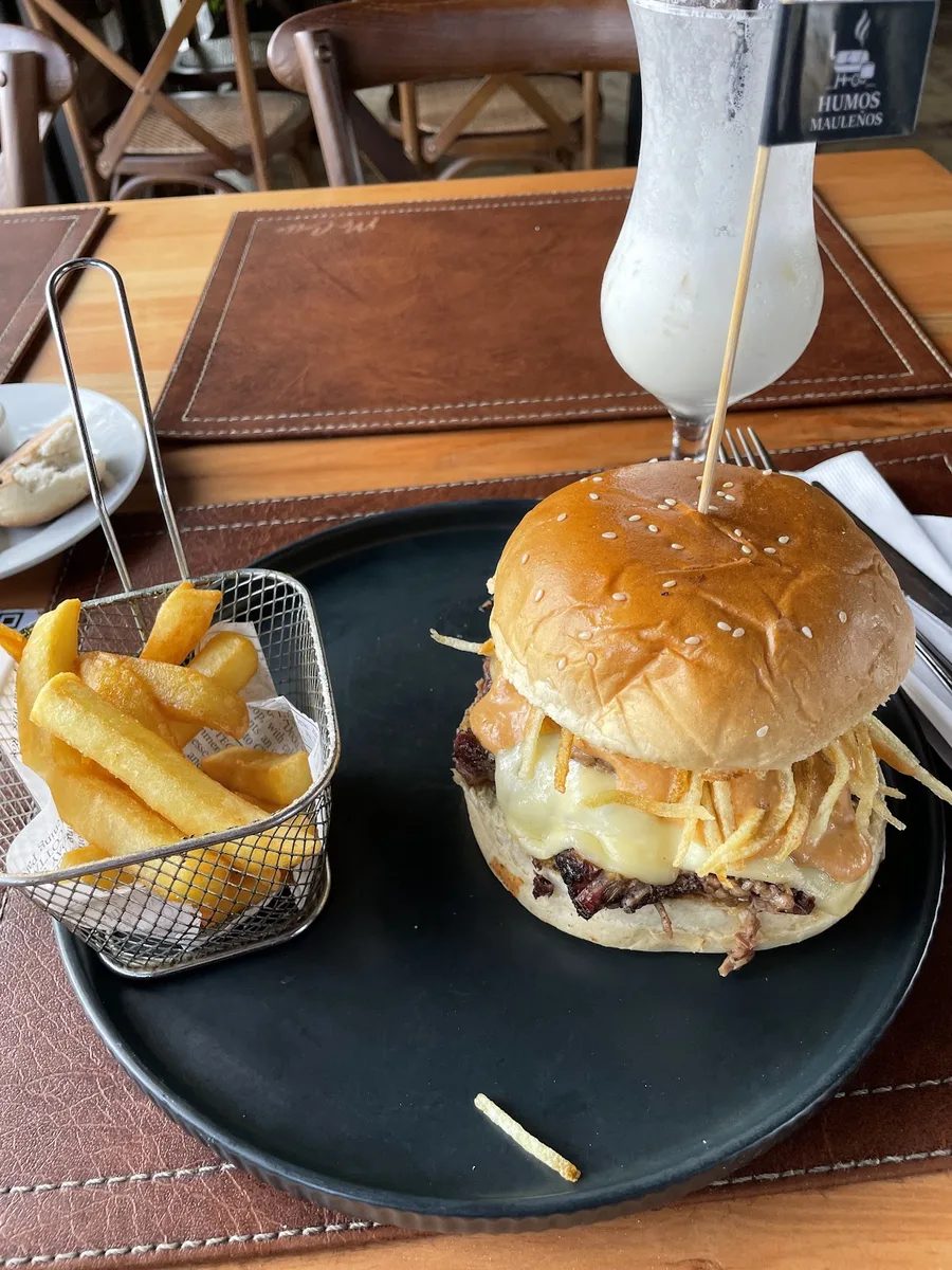 Hamburguesa con papas fritas y milkshake en el restaurant