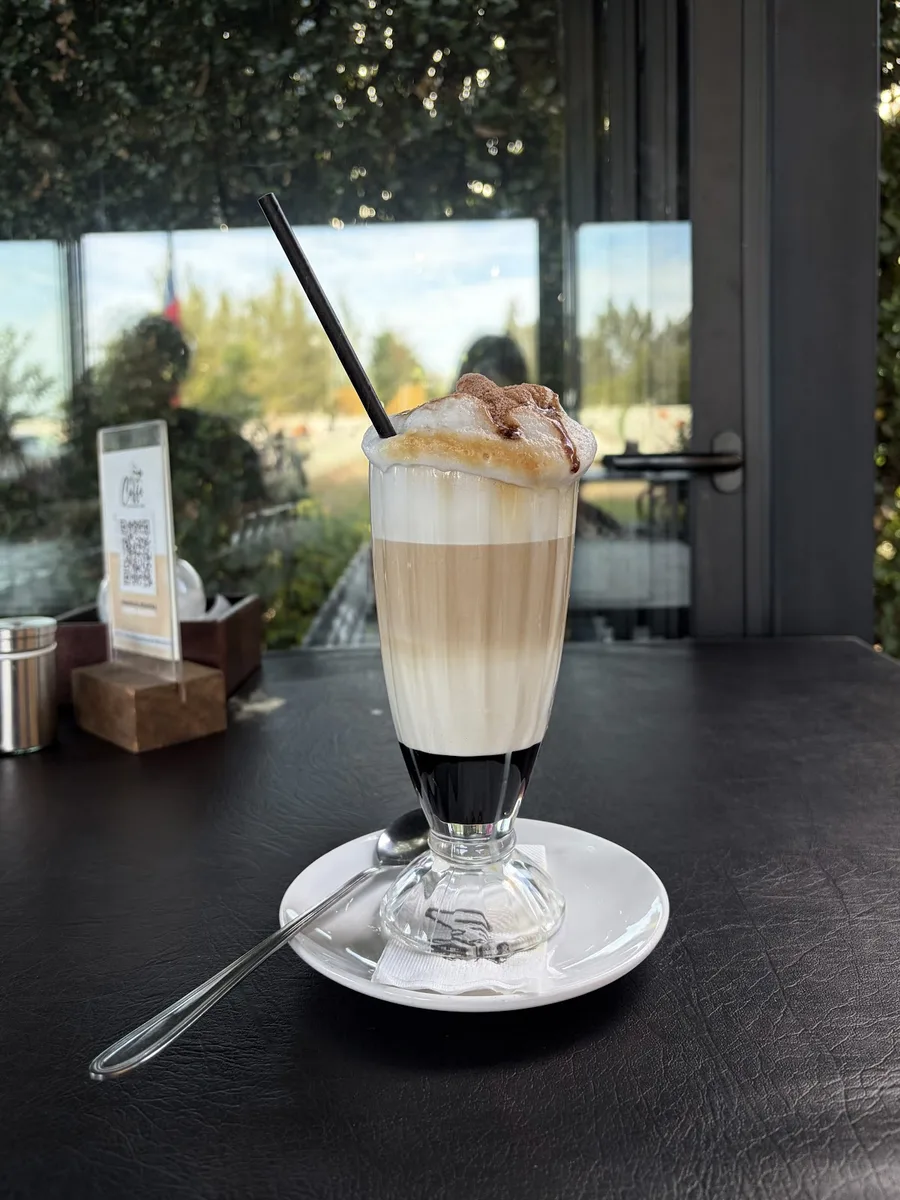 Café helado en capas servido en vaso alto