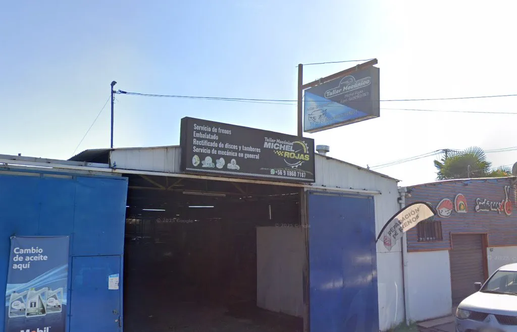 Letrero de la fachada de MR Mecánica con sus servicios