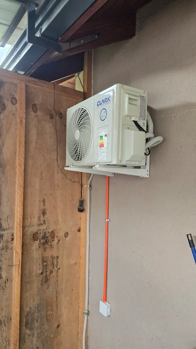 Unidad exterior de aire acondicionado en muro de madera