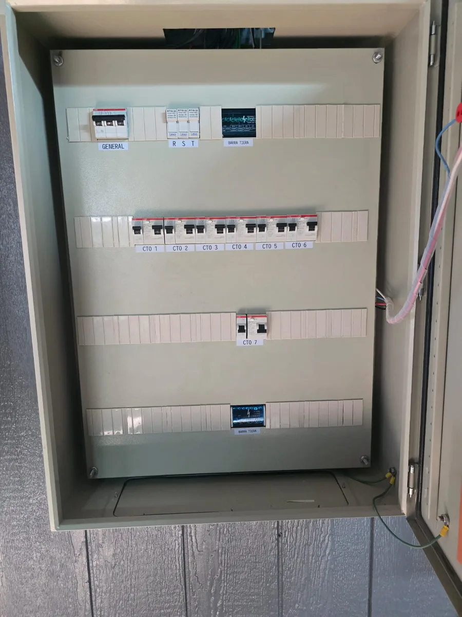 Caja de breakers instalada en muro
