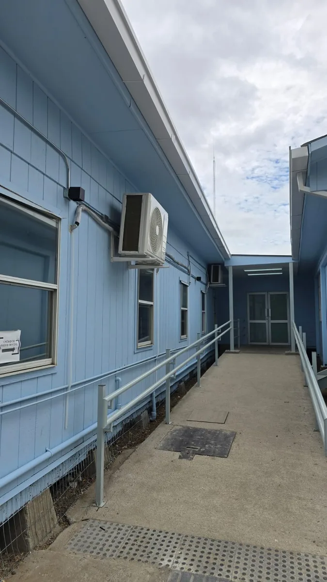 Casa con unidad exterior de aire acondicionado instalada