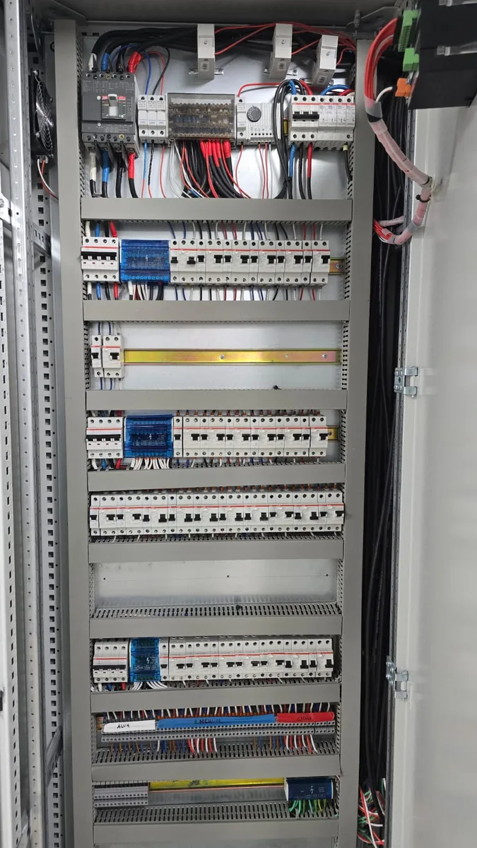 Tablero eléctrico abierto con circuitos ordenados