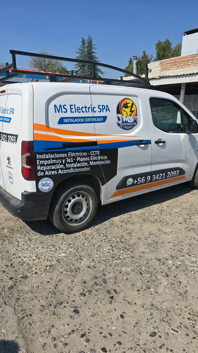 Furgón de MS Electric SPA con logo y servicios rotulados