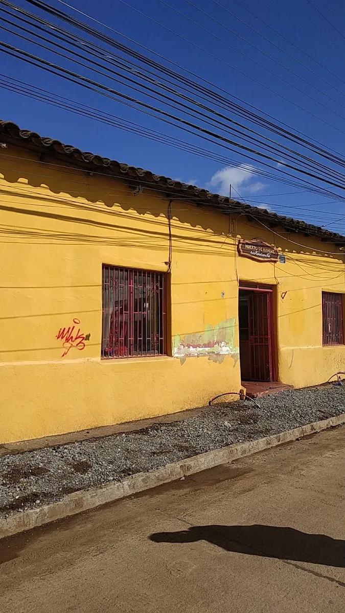 Fachada de Muerto de Hambre Restobar en Humberto Silva, San Clemente