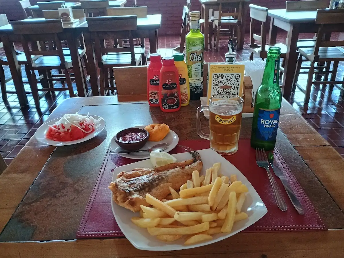 Mesa servida del restobar con platos caseros
