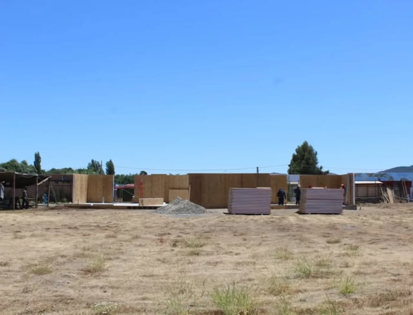 Obra de Casa Campo en terreno, paneles de madera en montaje