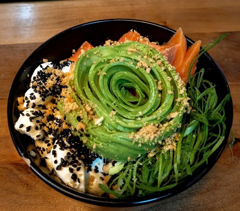 Gohan de NARU servido en bowl con palta en espiral