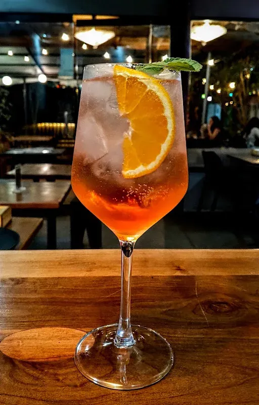 Trago de autor naranja servido en NARU