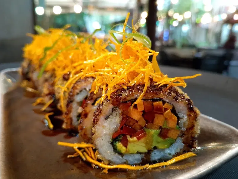 Volcano roll de NARU con topping crocante