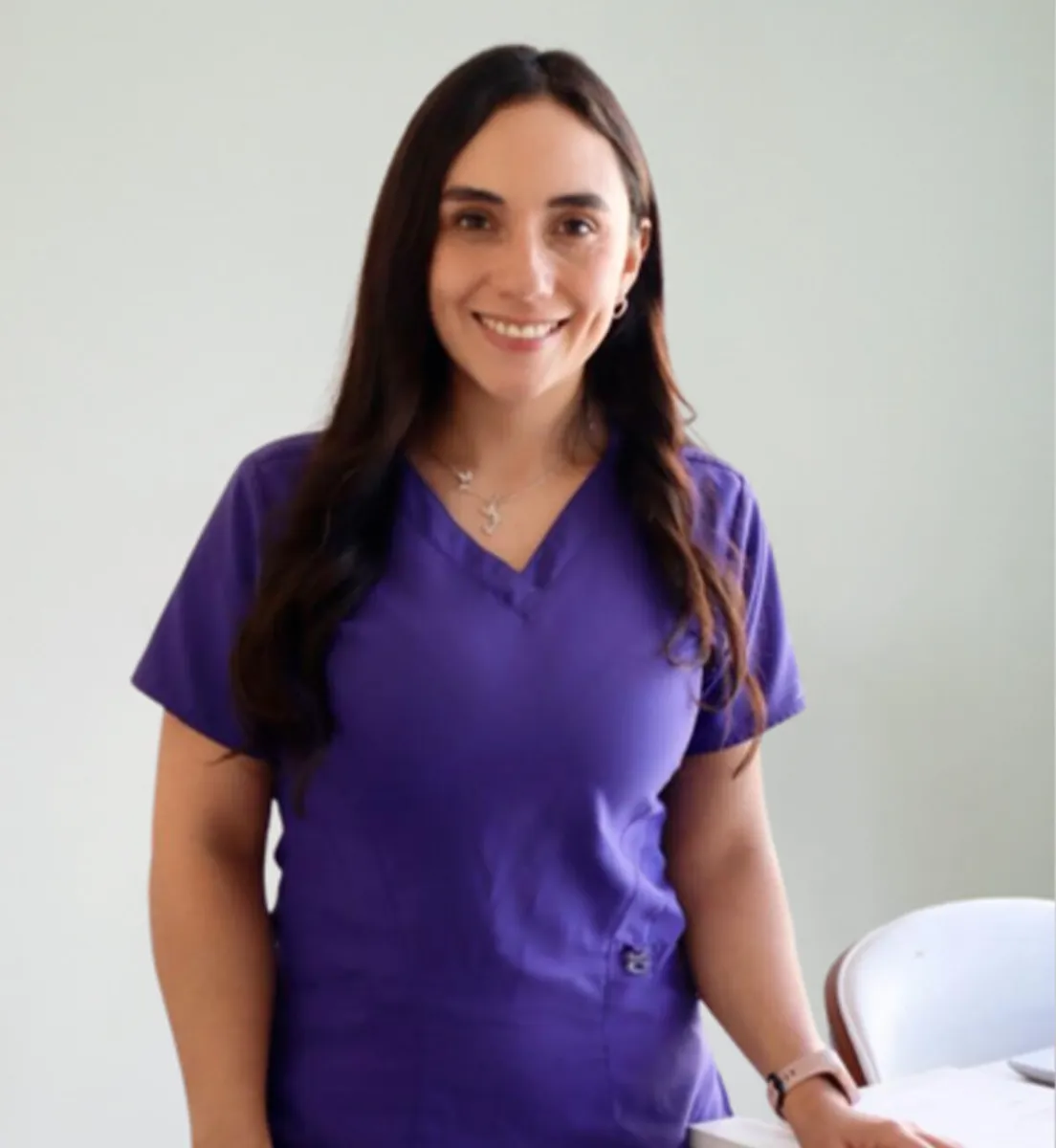 Francisca Pinto, nutricionista en Talca, en su uniforme de consulta