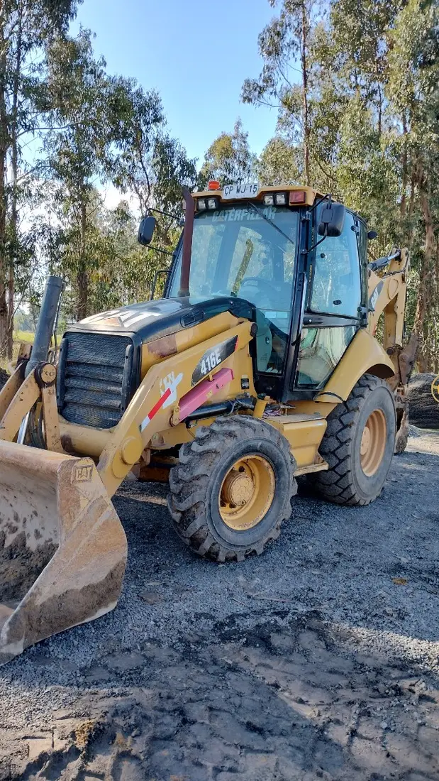 Retroexcavadora CAT 416E de OASS trabajando en terreno